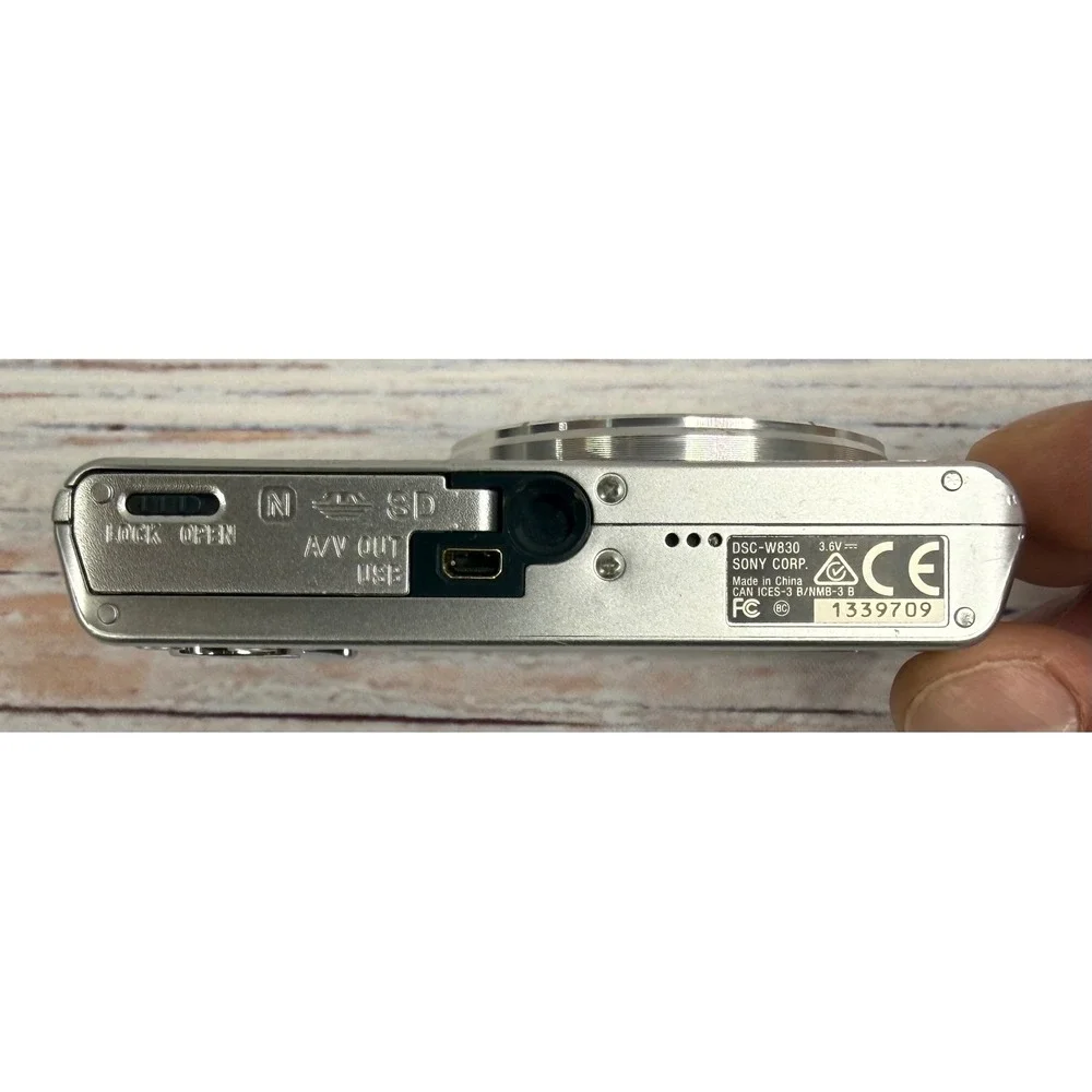 Sony Cyber-shot DSC-W830 Silver Digital Camera 20.1MP 8x Optical Zoom ZEISS Lens